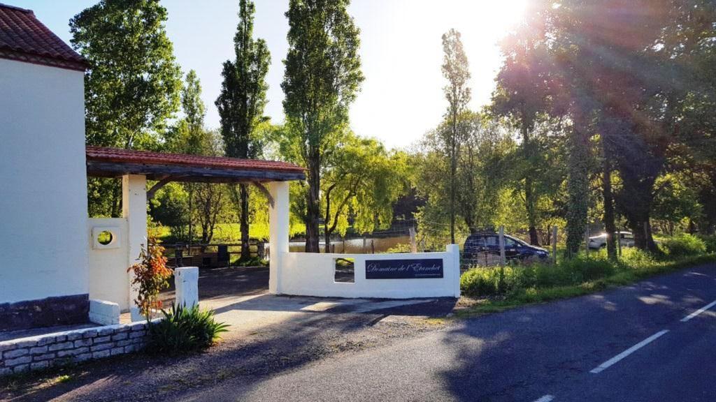 Domaine De L'Etanchet Hotel Saint-Hilaire-le-Vouhis Exterior foto